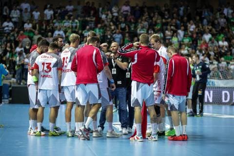 Germany Wetzlar Rittal Arena 16 10 2018 Handball 1 DKB Bundesliga DHB Cup Round of 16 HSG Wetzlar MT Melsungen Picture Time Off MT Melsungen with coach Heiko Grimm MT Melsungen gives his players instructions Copyright: HMBxMedia ThomasxJäger
