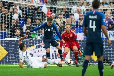 16 10 2018 xkvx Football Nations League France Germany emspor v Mats Hummels DFB German Football Federation Antoine Griezmann France National Football Team DFL DFB REGULATIONS PROHIBIT ANY USE OF PHOTOGRAPH as IMAGE SEQUENCES and or QUASI VIDEO Paris