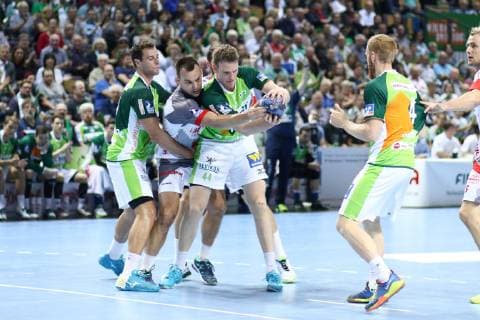 Fight for the ball between left Nils Torbruegge Wetzlar Marino Maric Melsungen Lenny Rubin Wetzlar HSG Wetzlar vs MT Melsungen Handball DHB Pokal 16 10 2018 HSG Wetzlar vs MT Melsungen Handball DHB Pokal 16 10 2018 Wetzlar Copyright: xEIBNER RenexWeissx EP_RWS