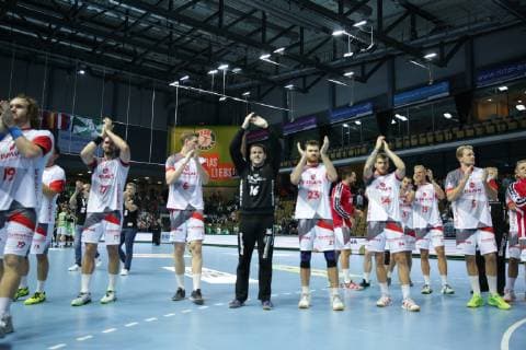 Germany Wetzlar Rittal Arena 16 10 2018 Handball 1 DKB Bundesliga DHB Cup Round of 16 HSG Wetzlar MT Melsungen Bild The players of the MT Melsungen cheer after the victory Copyright: HMBxMedia ThomasxJäger
