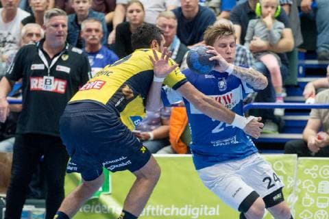 Ilija Abutovic Nr 20 Rhein Neckar Löwen in a duel with Linus Arnesson No. 24 Bergischer HC Bergischer HC vs Rhein Neckar Löwen Handball DHB Cup Eighth finals 16 10 18 Solingen NRW Germany Klingenhalle Copyright: xdnet_cdnx