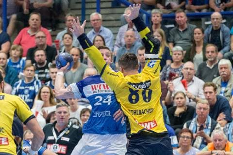 Linus Arnesson No. 24 Bergischer HC in the throw against Jannik Kohlbacher No. 80 Rhein Neckar Löwen Bergischer HC vs Rhein Neckar Löwen Handball DHB Cup Eighth finals 16 10 18 Solingen NRW Germany Klingenhalle Copyright: xdnet_cdnx