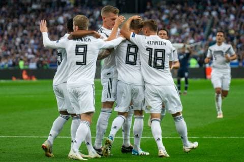 16 10 2018 xkvx Football Nations League France Germany emspor v l goal Torjubel Goal celebration celebrate the goal 0 1 by Toni Kroos DFB German Football Association with the team DFL DFB REGULATIONS PROHIBIT ANY USE OF PHOTOGRAPH as IMAGE SEQUENCES and or QUASI VIDEO Paris