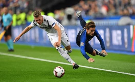 Matthias Ginter Germany in mZweikampf with Antoine Griezmann France France Germany France Germany UEFA Nations Cup National Team DFB 2018 Football Soccer soccer Men Germany France France Paris 16 10 2018