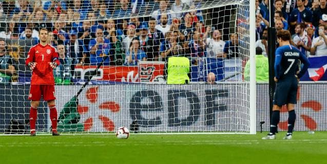 Paris France 16 10 2018 UEFA Nations League League A Group 1 France Germany Goalkeeper Manuel Neuer GER is watching DeFodi048