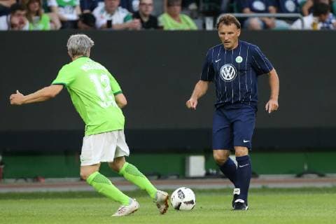 Frank Greiner (VfL Wolfsburg Allstars) gegen Michael Butrej (VfL Wolfsburg 97er Aufstiegshelden) - Anlässlich des 20-jährigen Bundesliga-Jubiläums Spielen zwei Legendenmannschaften in einem Jubiläumsspiel 97er Aufstiegshelden gegen die VfL-Allstars in der Volkswagen Arena in Wolfsburg - Aktion,Deutschland, Fußball, Mann, Männer,11.06.2017 *** Frank Greiner VfL Wolfsburg Allstars vs. Michael Butrej VfL Wolfsburg 97th Promotion Heroes On the occasion of the 20th anniversary of the Bundesliga Two legend teams play in a jubilee game 97th promotion heroes against VfL Allstars in the Volkswagen Arena in Wolfsburg Action Germany Football Men Men 11 06 2017