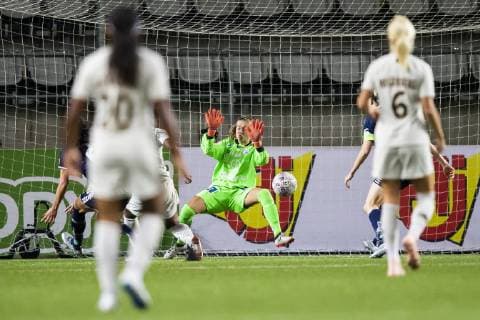 181017 Paris Marie Antoinette Katoto makes 0 1 behind Linköpings goalkeeper Stephanie Labbe during the final final of the Champions League between Linköping and Paris Saint Germain on October 17, 2018 in Linköping  Copyright: PETERxHOLGERSSON BB181017PH009