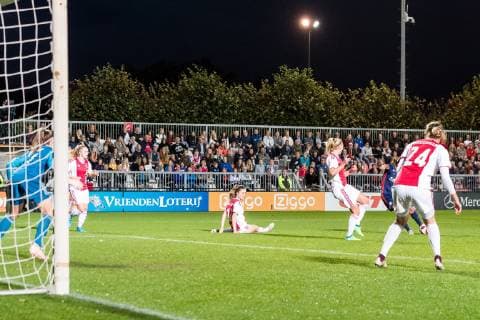 Amel Majri of Olympique Lyonnais (2R) scores during the UEFA Women s Champions League round of 16 first leg match between Ajax Amsterdam and Olympique Lyonnais at Sportpark De Toekomst on October 17, 2018 in Amsterdam, The Netherlands UEFA Women s Champions League 2018 2019 xVIxVIxImagesx xGerritxvanxKeulenxIVx 12480144