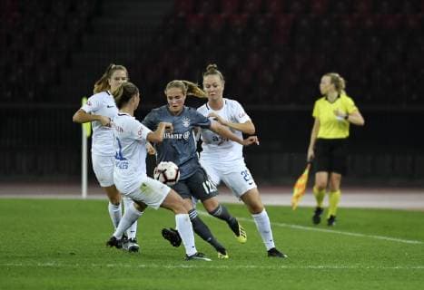 17 10 2018 Zuerich Letzigrund Football Women Champions League FC Zuerich FC Bayern Women Pictured Sydney Lohmann FC Bayern Munich vs Barla Deplazes Julia Stierli and Lesley Ramseier all FC Zuerich Aaktion
