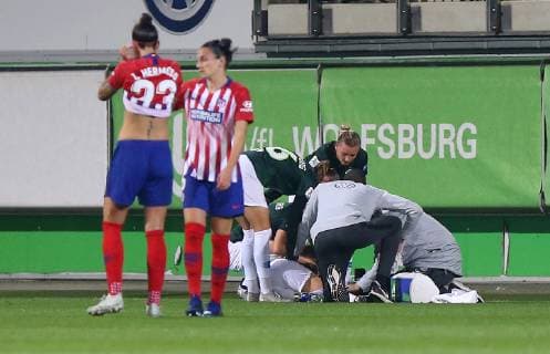 VfL vs Atletico Madrid CL Wolfsburg Germany 17 10 2018 FOOTBALL VfL Wolfsburg vs Atletico Madrid Champions League Eighth finals season 2015 2016 Volkswagen Arena Picture shows Lara Dickenmann VfL Wolfsburg is injured on the floor Wolfsburg