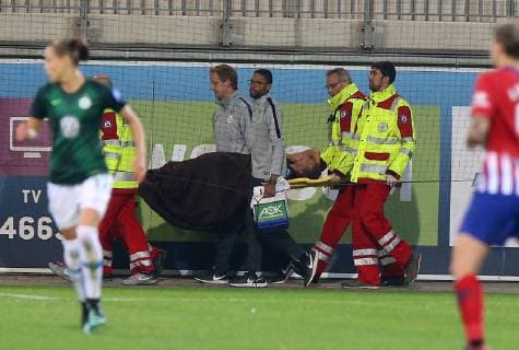 VfL vs Atlético Madrid CL Wolfsburg Germany 17 10 2018 FOOTBALL VfL Wolfsburg vs Atlético Madrid Champions League Eighth finals season 2015 2016 Volkswagen Arena Picture shows Lara Dickenmann VfL Wolfsburg gets injured Wolfsburg