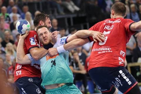SG Flensburg Handewitt vs SC Magdeburg Handball DHB Cup Round of 16 17 10 18 Christian O Sullivan SC Magdeburg 24 against Tobias Karlsson SG Flensburg Handewitt 03 xmmkx