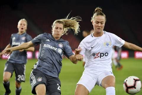 17 10 2018 Zuerich Letzigrund Football Women Champions League FC Zuerich FC Bayern Women Pictured Lesley Ramseier FC Zurich vs Verena Schweers FC Bayern Muenchen FC Bayern Munich Action Duel
