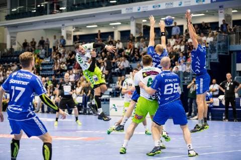 DHB Cup VfL Gummersbach FRISCH ON Goeppingen 17 10 2018 SCHWALBE arena Gummersbach Marvin Summer 17 VfL Gummersbach Moritz Preuss 69 VfL Gummersbach Tim Kneule 4 Fresh On Goeppingen DHB Cup VfL Gummersbach SG BBM Bietigheim Gummersbach Schwalbe arena