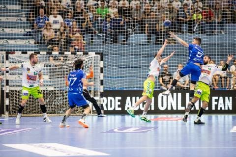 DHB Pokal VfL Gummersbach FRESH ON Goeppingen 17 10 2018 SCHWALBE arena Gummersbach Jacob Bagersted 14 Fresh On Goeppingen Pouya Norouzi 77 VfL Gummersbach Ivan Martinovic 5 VfL Gummersbach Tim Kneule 4 Fresh On Goeppingen DHB Cup VfL Gummersbach SG BBM Bietigheim Gummersbach Schwalbe arena