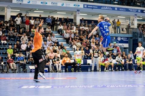 DHB Pokal VfL Gummersbach FRESH ON Goeppingen 17 10 2018 SCHWALBE arena Gummersbach Daniel Rebmann 12 Fresh On Goeppingen Marvin Summer 17 VfL Gummersbach DHB Cup VfL Gummersbach SG BBM Bietigheim Gummersbach Schwalbe arena