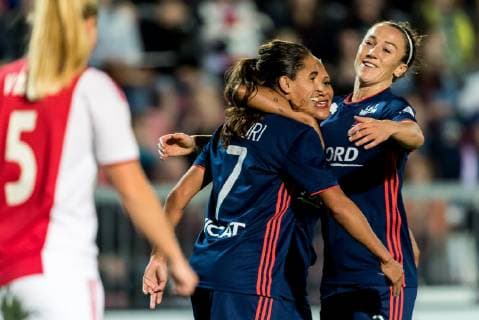 (L-R) Amel Majri of Olympique Lyonnais, Shanice van de Sanden of Olympique Lyonnais, Lucy Bronze of Olympique Lyonnais during the UEFA Women s Champions League round of 16 first leg match between Ajax Amsterdam and Olympique Lyonnais at Sportpark De Toekomst on October 17, 2018 in Amsterdam, The Netherlands UEFA Women s Champions League 2018 2019 xVIxVIxImagesx xGerritxvanxKeulenxIVx 12480336