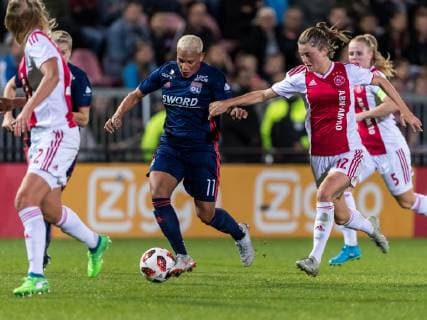 (L-R) Shanice van de Sanden of Olympique Lyonnais, Vita van der Linden of Ajax women during the UEFA Women s Champions League round of 16 first leg match between Ajax Amsterdam and Olympique Lyonnais at Sportpark De Toekomst on October 17, 2018 in Amsterdam, The Netherlands UEFA Women s Champions League 2018 2019 xVIxVIxImagesx xGerritxvanxKeulenxIVx 12480344