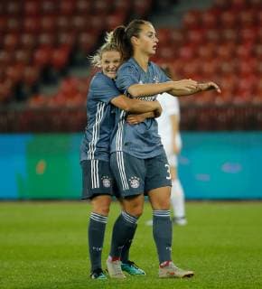 17 10 2018 Letzigrund Stadium Zürich SWITZERLAND Season 2018 2019 Women UEFA Womens Champions League First leg FC Zürich Women FC Bayern Munich Torjubel Dominika Skorvankova Sara Däbritz Bayern 0 1