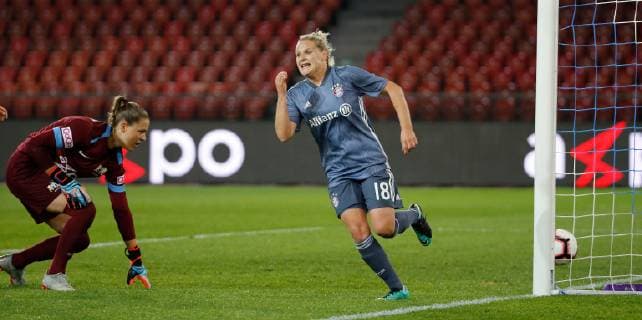 17 10 2018 Letzigrund Stadium Zurich SWITZERLAND Season 2018 2019 Women UEFA Womens Champions League First leg FC Zürich Women FC Bayern Munich Torjubel Dominika Skorvankova Bayern 0 2 Goalkeeper Elvira Herzog FCZ Women