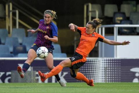 17th October 2018, Miniestadi, Barcelona, Spain; UEFA Womens Champions League football, Barcelona versus Glasgow City; Mariona Caldentey of FC Barcelona Barca tries to put the ball into the box under pressure from Lidija Kulis of Glasgow City FC  ActionPlus12070745 PedroxSalado