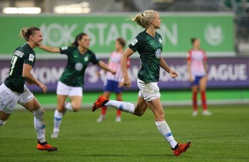VfL vs Atlético Madrid CL Wolfsburg Germany 17 10 2018 FOOTBALL VfL Wolfsburg vs Atletico Madrid Champions League Eighth finale season 2015 2016 Volkswagen Arena Picture shows Pernille Harder VfL Wolfsburg celebrates with their team for their goal to Wolfsburg