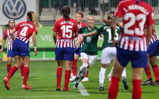 VfL vs Atletico Madrid CL Wolfsburg Germany 17 10 2018 FOOTBALL VfL Wolfsburg vs Atletico Madrid Champions League Eighth finale season 2015 2016 Volkswagen Arena Picture shows Ewa Pajor VfL Wolfsburg celebrates with their team for their goal to Wolfsburg