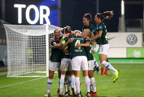 VfL vs Atletico Madrid CL Wolfsburg Germany 17 10 2018 FOOTBALL VfL Wolfsburg vs Atletico Madrid Champions League Eighth finale season 2015 2016 Volkswagen Arena Picture shows Ewa Pajor VfL Wolfsburg celebrates with their team for their goal to Wolfsburg
