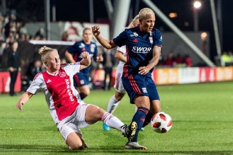 (L-R) Linda Bakker of Ajax women, Shanice van de Sanden of Olympique Lyonnais during the UEFA Women s Champions League round of 16 first leg match between Ajax Amsterdam and Olympique Lyonnais at Sportpark De Toekomst on October 17, 2018 in Amsterdam, The Netherlands UEFA Women s Champions League 2018 2019 xVIxVIxImagesx xGerritxvanxKeulenxIVx 12480397