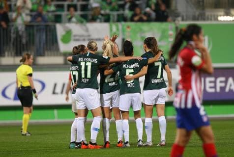 VfL vs Atlético Madrid CL Wolfsburg Germany 17 10 2018 FOOTBALL VfL Wolfsburg vs Atlético Madrid Champions League Eighth finale season 2015 2016 Volkswagen Arena Picture shows Pernille Harder VfL Wolfsburg celebrate with their team for their goal to 4 0 Wolfsburg