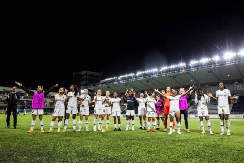 181017 Paris players cheer for the finals final in the Champions League between Linköping and Paris Saint Germain on October 17, 2018 in Linköping  Copyright: PETERxHOLGERSSON BB181017PH019