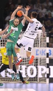 Photo goal throw Harald Reinkind against Maximilian Janke Leipzig Handball 1 Bundesliga cup game on Wed 17 10 2018 THW Kiel DHfK Leipzig