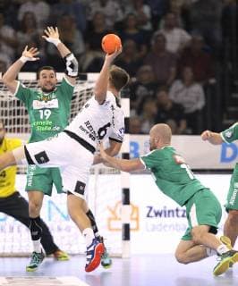 Photo on the ball Harald Reinkind against Bastian Roscheck Leipzig Handball 1 Bundesliga Cup match on Wed 17 10 2018 THW Kiel DHfK Leipzig
