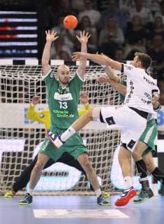 Photo goal throw Harald Reinkind against Maximilian Janke Leipzig Handball 1 Bundesliga cup game on Wed 17 10 2018 THW Kiel DHfK Leipzig