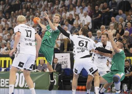 Photo Philipp Weber Leipzig throws against Hendrik Pekeler Handball 1 Bundesliga Cup match on Wed 17 10 2018 THW Kiel DHfK Leipzig