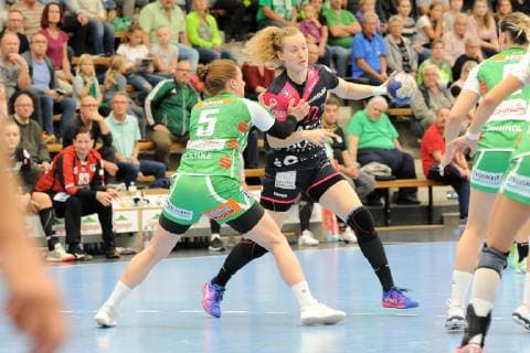 Maren Weigel TusSies Metzingen 22 against Annika Blanke FrischAuf Goeppingen 5 TusSies Metzingen Handball HBF League Stage 17 10 2018 Photo TBaur Eibner FrischAuf Goeppingen vs. TusSies Metzingen Goeppingen Copyright: xEIBNER TobiasxBaurx EP_TBR