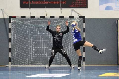 Franziska Mueller HSG Blomberg Lippe 5 takes a seven-meter penalty against Ann Cathrin Giegerich Thueringer HC 16 Goal HSG Blomberg Lippe vs. Thueringer HC Handball 1 Women Bundesliga 17 10 2018 HSG Blomberg Lippe vs. Thueringer HC Handball 1 Bundesliga Women 17 10 2018 Blomberg Copyright: xEIBNER JanxStrohdiekx EP_JSK