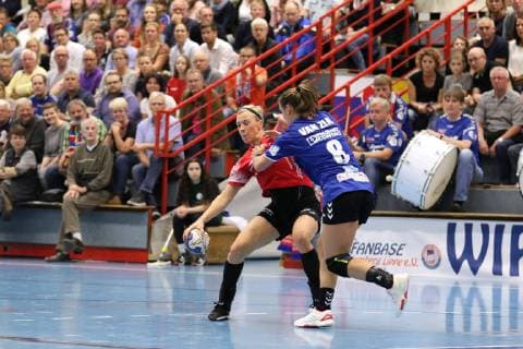 Kirsztina Triscsuk Thueringer HC 15 vs Tessa van Zijl HSG Blomberg Lippe 8 right HSG Blomberg Lippe vs Thueringer HC Handball 1 Women Bundesliga 17 10 2018 HSG Blomberg Lippe vs Thueringer HC Handball 1 Bundesliga Women 17 10 2018 Blomberg Copyright: xEIBNER JanxStrohdiekx EP_JSK