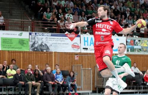 Germany Wuerzburg s Oliver Arena 17 10 2018 Handball DHB Pokal DJK Rimpar Woelfe HC Erlangen Picture of l Johannes Sellin HC Erlangen 5 and Fin Backs DJK Rimpar Wölfe 41 Copyright: HMBxMedia xHeikoxBecker