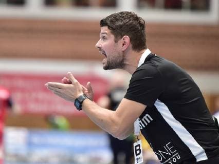 17 10 2018 Handball DHB Pokal Eighth finals season 2018 2019 DJK Rimpar Wolves HC Erlangen HCE OGo Matthias Obinger Coach DJK Rimpar Wölfe claps his hands
