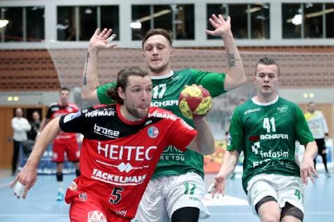 Germany Wuerzburg s Oliver Arena 17 10 2018 Handball DHB Pokal DJK Rimpar Woelfe HC Erlangen Picture of l Johannes Sellin HC Erlangen 5 Patrick Schmidt DJK Rimpar Wölfe 17 and Fin Backs DJK Rimpar Wölfe 41 Copyright: HMBxMedia xHeikoxBecker