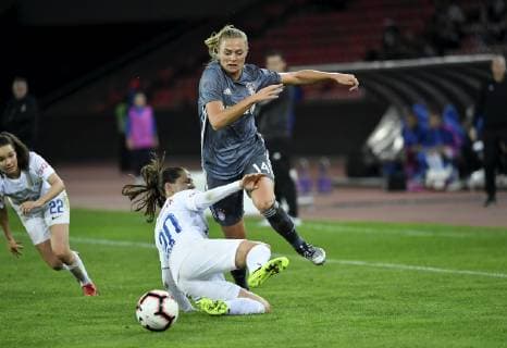 17 10 2018 Zuerich Letzigrund Football Women Champions League FC Zuerich FC Bayern Muenchen Women Pictured Fridolina Rolfoe FC Bayern vs. Fabienne Humm FC Zurich FC Bayern Muenchen FC Bayern Muenchen Action Duel