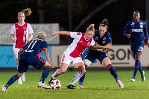 (L-R) Shanice van de Sanden of Olympique Lyonnais, Linda Bakker of Ajax women, Lucy Bronze of Olympique Lyonnais during the UEFA Women s Champions League round of 16 first leg match between Ajax Amsterdam and Olympique Lyonnais at Sportpark De Toekomst on October 17, 2018 in Amsterdam, The Netherlands UEFA Women s Champions League 2018 2019 xVIxVIxImagesx xGerritxvanxKeulenxIVx 12480440