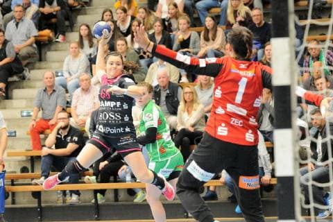 Katharina Beddies TusSies Metzingen 66 against Branka Zec FrischAuf Goeppingen 1 at goal TusSies Metzingen Handball HBF League game 17 10 2018 Photo TBaur Eibner FrischAuf Goeppingen vs. TusSies Metzingen Goeppingen Copyright: xEIBNER TobiasxBaurx EP_TBR