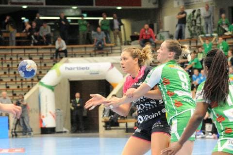Marija Obradovic TusSies Metzingen 51 against Johanna Schnidler FrischAuf Goeppingen 9 TusSies Metzingen Handball HBF League Stage 17 10 2018 Photo TBaur Eibner FrischAuf Goeppingen vs. TusSies Metzingen Goeppingen Copyright: xEIBNER TobiasxBaurx EP_TBR