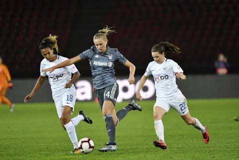 17 10 2018 Zurich Letzigrund Soccer Women Champions League FC Zuerich FC Bayern Muenchen Women Pictured Fridolina Rolfoe FC Bayern v 18 Coumba Sow li and 22 Lorena Baumann FC Zuerich action duel