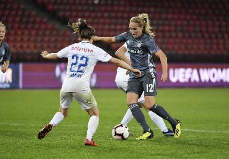 17 10 2018 Zuerich Letzigrund Football Women Champions League FC Zuerich FC Bayern Muenchen Women In the picture Sydney Lohmann FC Bayern against 22 Lorena Baumann FC Zurich action duel