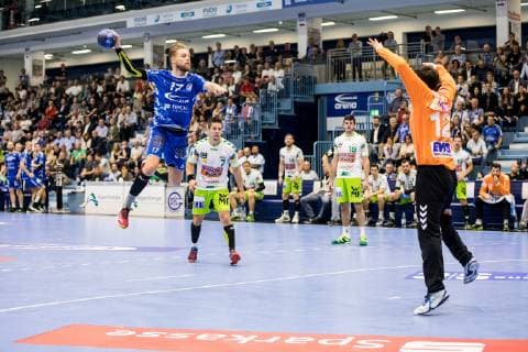DHB Pokal VfL Gummersbach FRESH ON Goeppingen 17 10 2018 SCHWALBE arena Gummersbach Marvin Summer 17 VfL Gummersbach Daniel Rebmann 12 Fresh On Goeppingen Allan Damgaard Espersen 7 Fresh On Goeppingen Ivan Sliskovic 19 Fresh On Goeppingen DHB Cup VfL Gummersbach SG BBM Bietigheim Gummersbach Schwalbe arena