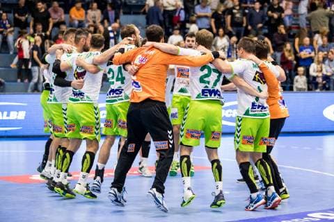 DHB Pokal VfL Gummersbach FRESH ON Goeppingen 17 10 2018 SCHWALBE arena Gummersbach Cheers at FRISCH ON Goeppingen Marco Rentschler 27 Fresh On Goeppingen Primoz Prost 16 Fresh On Goeppingen Axel Goller 30 Fresh On Goeppingen Marcel Schiller 24 Fresh On Goeppingen DHB Cup VfL Gummersbach SG BBM Bietigheim Gummersbach Swallow arena