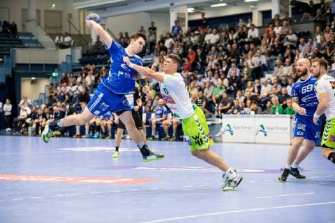 DHB Pokal VfL Gummersbach FRESH ON Goeppingen 17 10 2018 SCHWALBE arena Gummersbach Sebastian Heymann 10 Fresh On Goeppingen Moritz Preuss 69 VfL Gummersbach DHB Cup VfL Gummersbach SG BBM Bietigheim Gummersbach Schwalbe arena